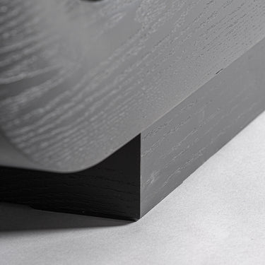Mueble para TV de roble negro de Vical, detalle de la base y el frente