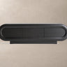 Mueble para TV de roble negro de Vical, vista frontal sobre pared y suelo topo claro