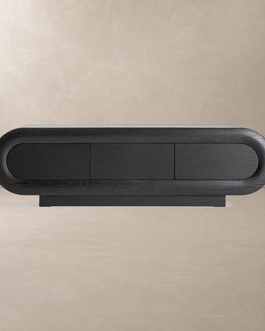 Mueble para TV de roble negro de Vical, vista frontal sobre pared y suelo topo claro