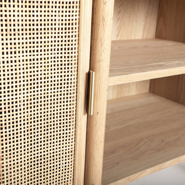 Mueble para TV de madera con acabado natural