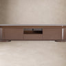 Mueble para TV de DM marrón brillante Vical sobre fondo topo claro