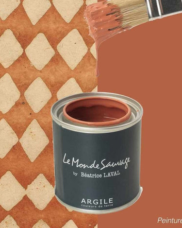 Muestra de papel pintado Diamond ocre y crudo junto a una pintura terracota