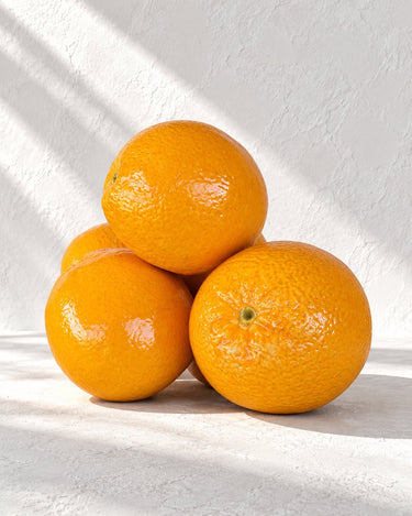 Naranja de cerámica realista artesanal de Ánfora, en una composición de piezas naranjas