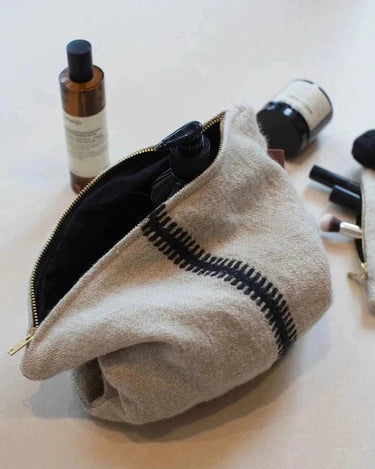 Trousse en laine et en lin dans un intérieur