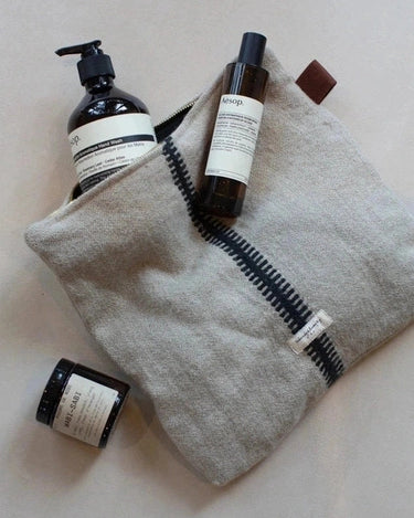 Détail de la trousse en laine et en lin