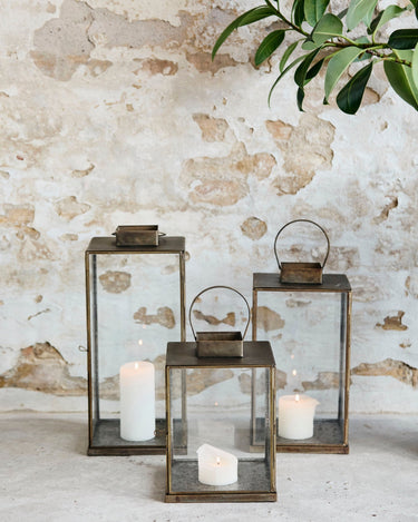 Farol de latón envejecido Nordal en ambiente de salón