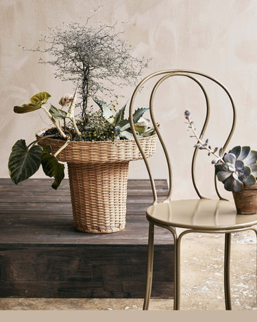 Maceta alta de ratán natural Nordal en ambiente interior con plantas