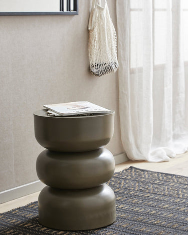 Mesa auxiliar de hierro verde oscuro Nordal en ambiente de salón