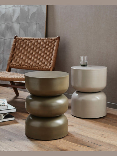 Mesa auxiliar de metal gris Nordal en ambiente decorativo