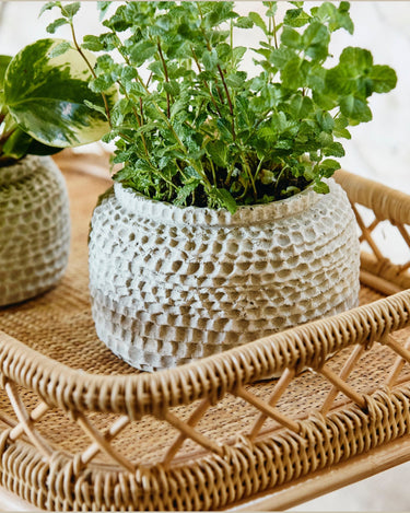 Vista superior de mesa auxiliar de ratán natural con estantes Nordal