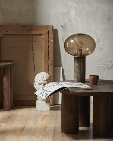 Detalle de veta de madera en mesa de centro de mango macizo Nordal