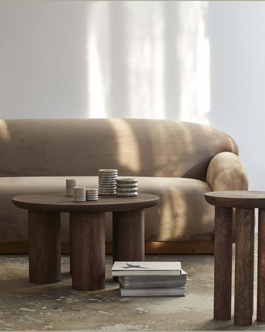 Mesa de centro de mango macizo marrón oscuro Nordal en ambiente de salón