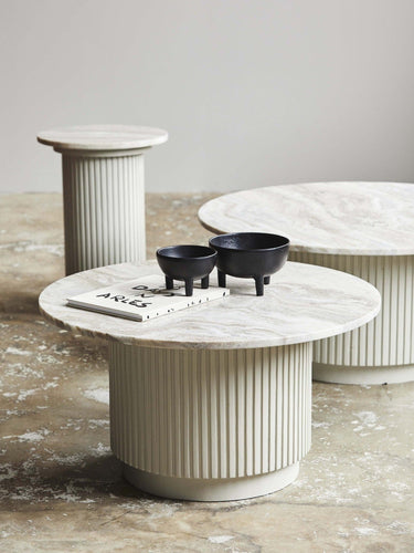 Detalle de veta en mesa de centro de mármol y madera Nordal