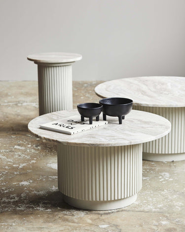 Detalle de veta en mesa de centro de mármol marfil Nordal