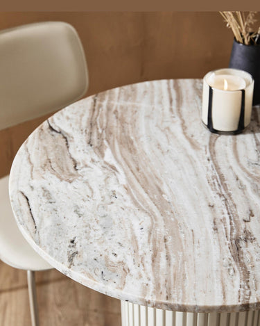 Mesa de centro redonda de mármol marfil y madera Nordal en ambiente de salón