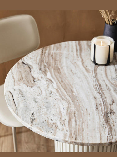 Mesa de centro redonda de mármol y madera Nordal en ambiente de salón