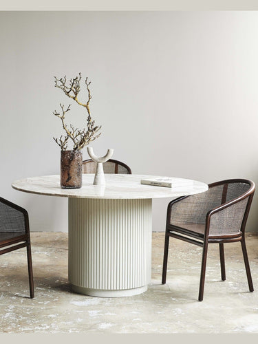 Detalle del tablero de mármol en mesa de comedor redonda Nordal