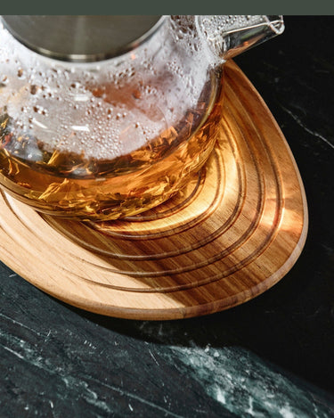 Detalle del diseño orgánico en posavasos de madera de acacia Nordal