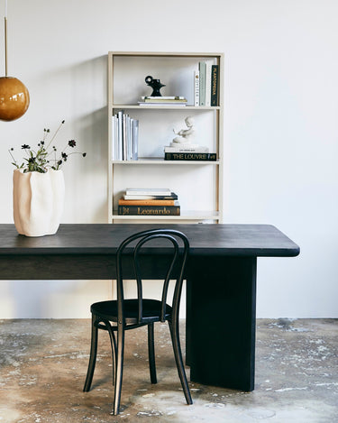 Silla bistro de abedul lacado negro Nordal en ambiente de comedor
