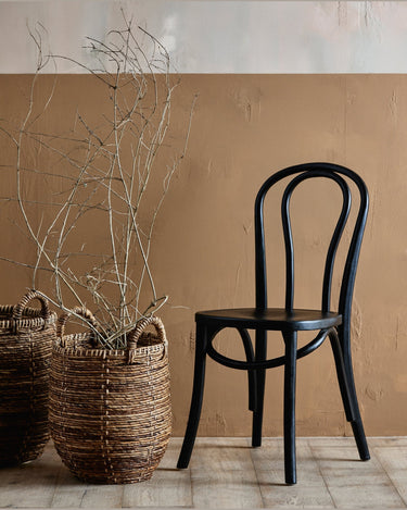 Detalle del respaldo curvado en silla bistro negra Nordal