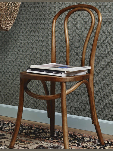 Silla bistro de madera natural Nordal en ambiente de comedor