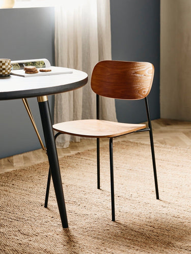 Silla de comedor de madera natural Nordal en ambiente de comedor