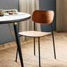 Silla de comedor de madera natural Nordal en ambiente de comedor