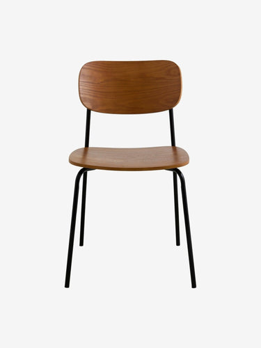 Detalle de silla de comedor apilable de madera natural Nordal