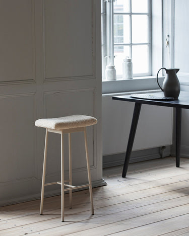 Taburete de bar teddy beige Nordal en ambiente de cocina