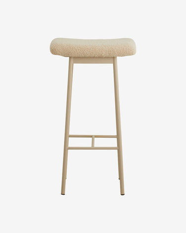 Taburete de bar tapizado en teddy beige con patas de hierro Nordal