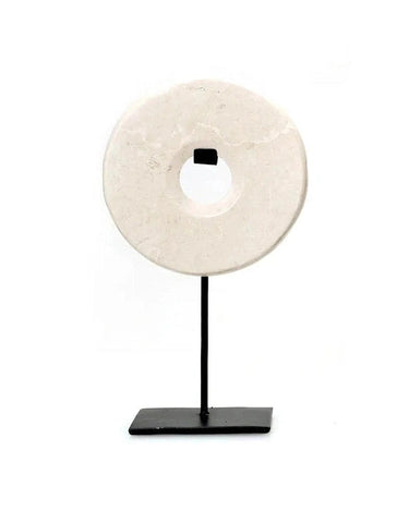 Objeto decorativo de mármol blanco sobre soporte