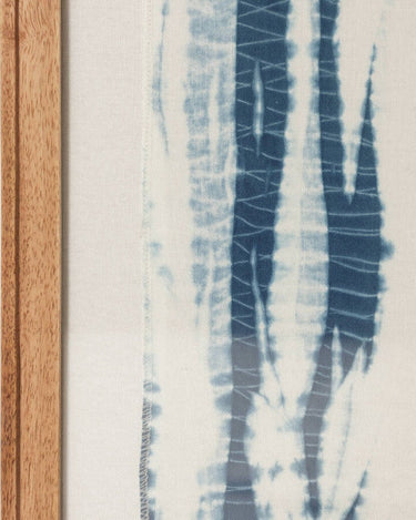 Detalle de cuadros Eilam con tela tie-dye azul y blanca
