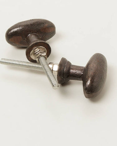 Detalle de pomos en bronce envejecido · OFELIA