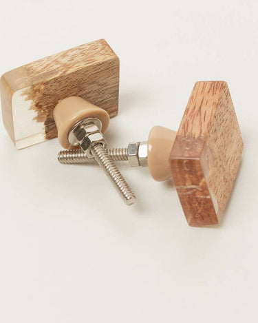 Detalle de pomos de madera y resina · OFELIA