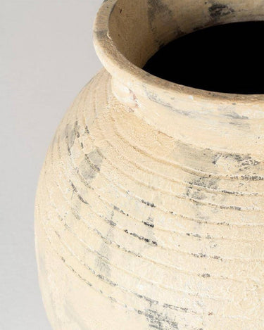 Vasija decorativa de terracota blanco roto vista lateral · OFELIA