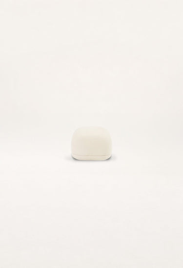 Otomanas de Gabrielle Paris, proporción y material de otomana rizo crema