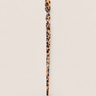 Palillo para el pelo de acetato con estampado de leopardo de Peignée Paris, sobre fondo topo claro.