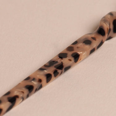 Palillo para el pelo de acetato con estampado de leopardo de Peignée Paris, detalle del estampado.