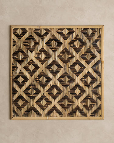 Panel decorativo de marrón de Vical sobre pared topo clara texturizada