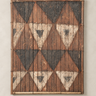 Panel salampasu policromado con motivos geométricos negros y crema sobre tonos marrones y rojizos, en una pared topo muy claro