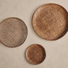 Tres paneles decorativos Vical de bambú marrón sobre pared topo claro texturizada
