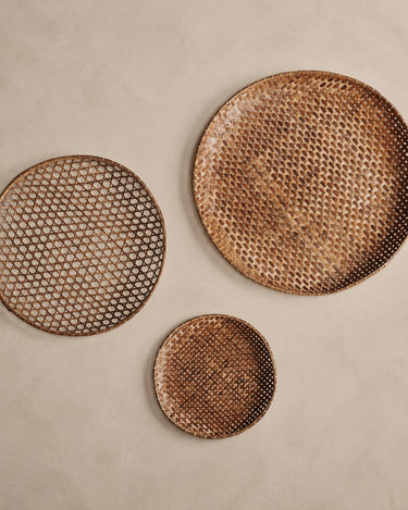 Tres paneles decorativos Vical de bambú marrón sobre pared topo claro texturizada