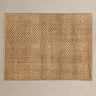 Panel decorativo Vical de fibra natural marrón grande sobre pared topo clara texturizada