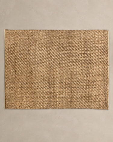 Panel decorativo Vical de fibra natural marrón grande sobre pared topo clara texturizada