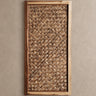 Panel decorativo Vical de fibra natural marrón sobre pared topo claro texturizada