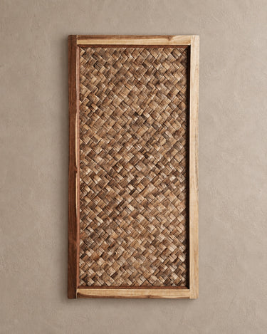 Panel decorativo Vical de fibra natural marrón sobre pared topo claro texturizada