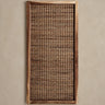 Panel Vical pequeño de fibra natural marrón sobre pared topo clara texturizada