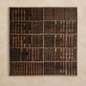 Panel decorativo Vical de madera recuperada marrón grande sobre pared topo clara texturizada