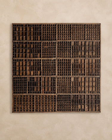 Panel decorativo Vical de madera recuperada marrón grande sobre pared topo clara texturizada