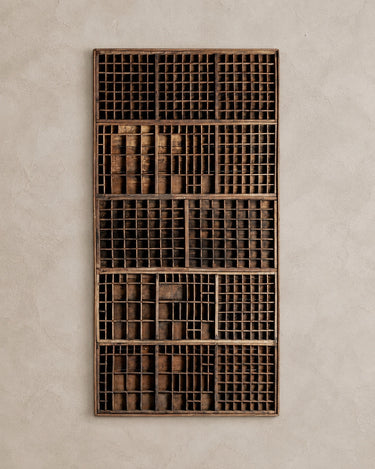 Panel decorativo Vical de madera recuperada marrón mediana sobre pared topo clara texturizada